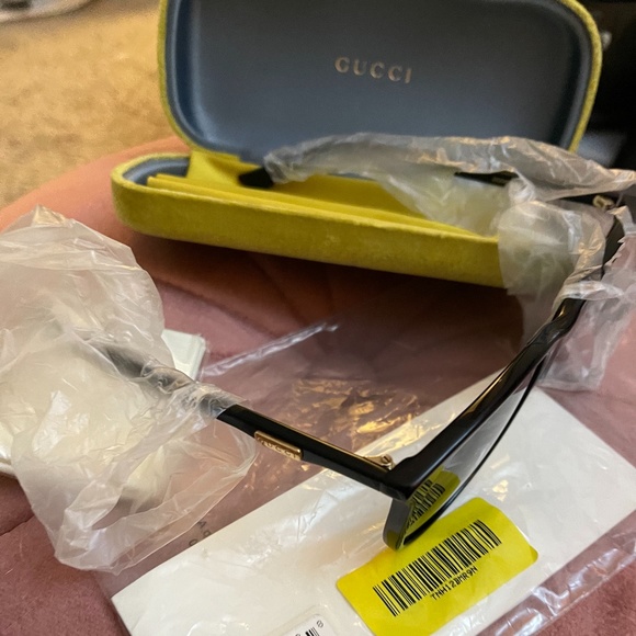 Sold! UNISEX GUCCI SUNGLASSES *NWT - Picture 3 of 7